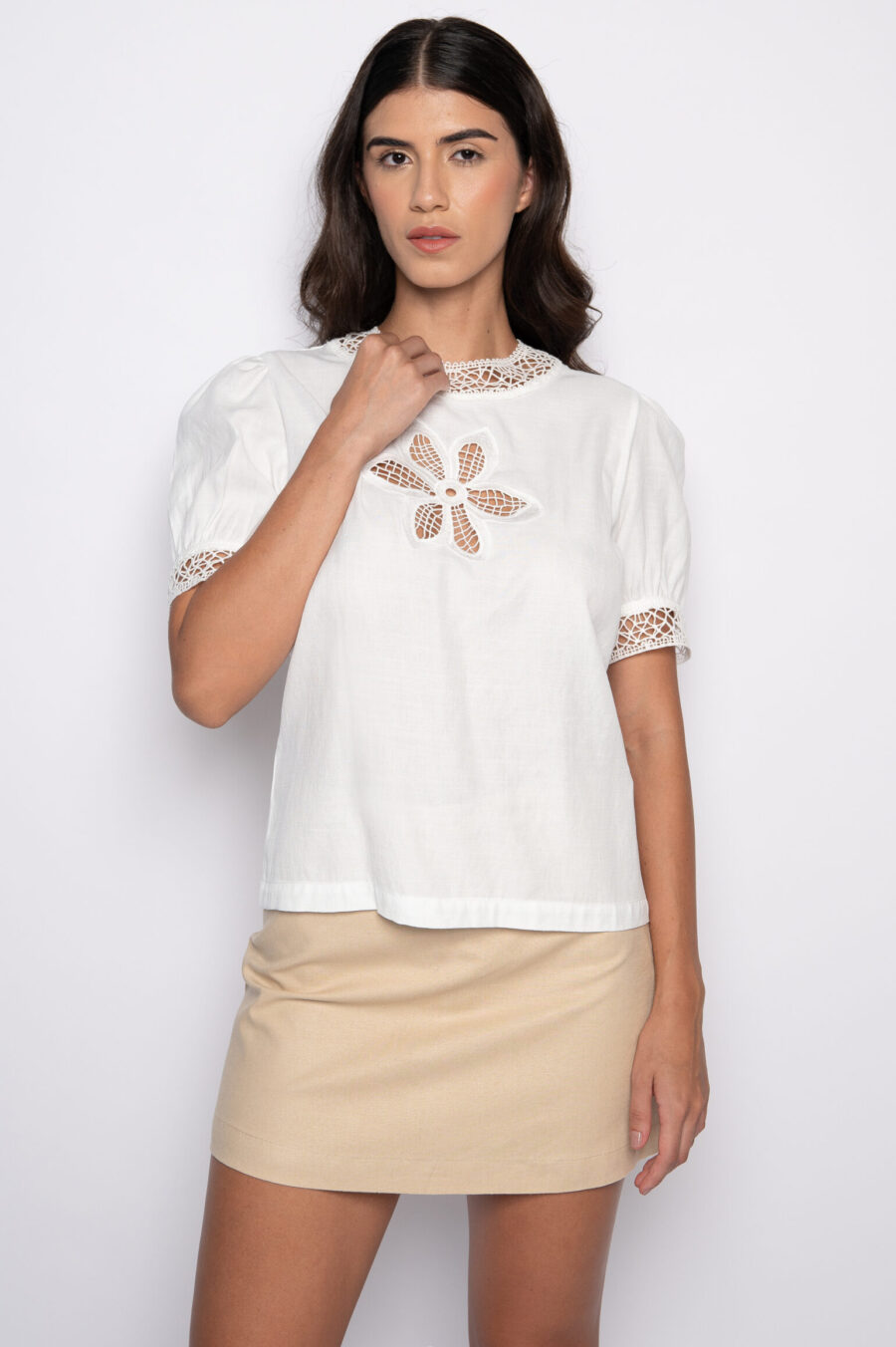 Blusa bordada com manga curta bufante off white - Clara - Imagem 2
