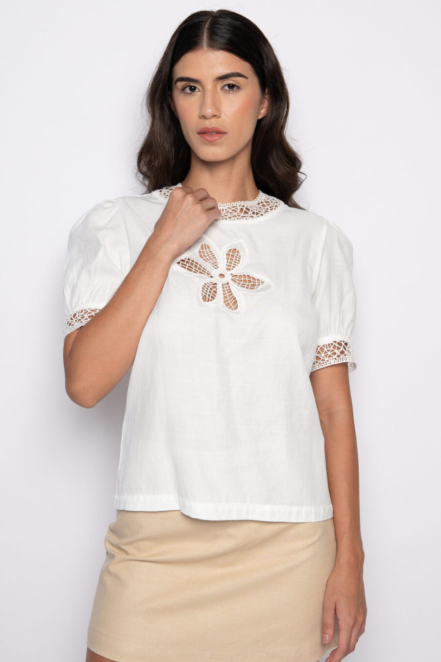 Blusa bordada com manga curta bufante off white - Clara - Imagem 4