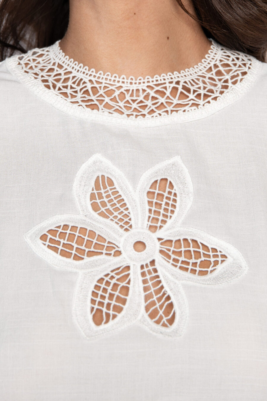 Blusa bordada com manga curta bufante off white - Clara - Imagem 3