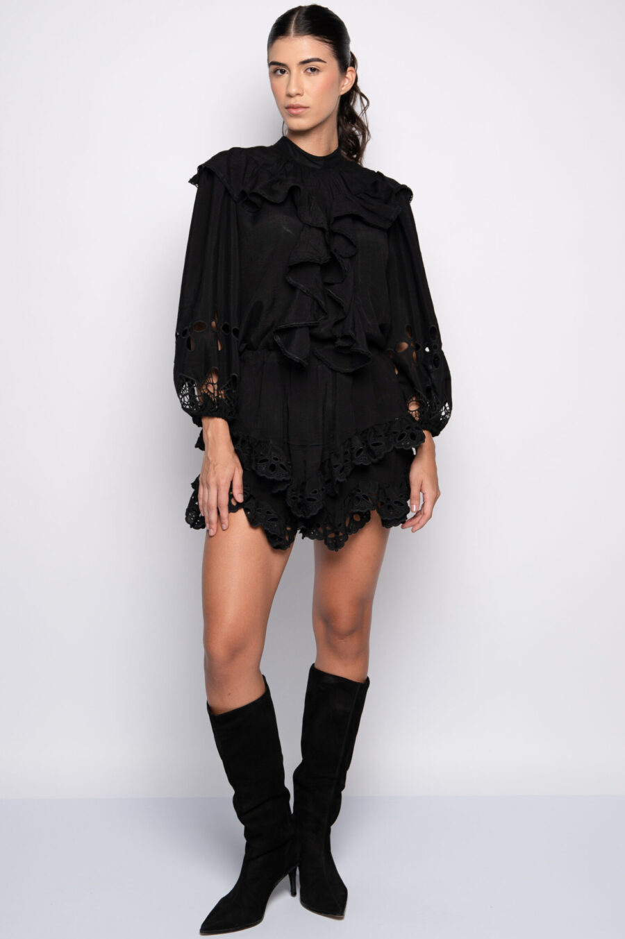 Shorts Preto Curto Bordado com Babados - ADRIANE