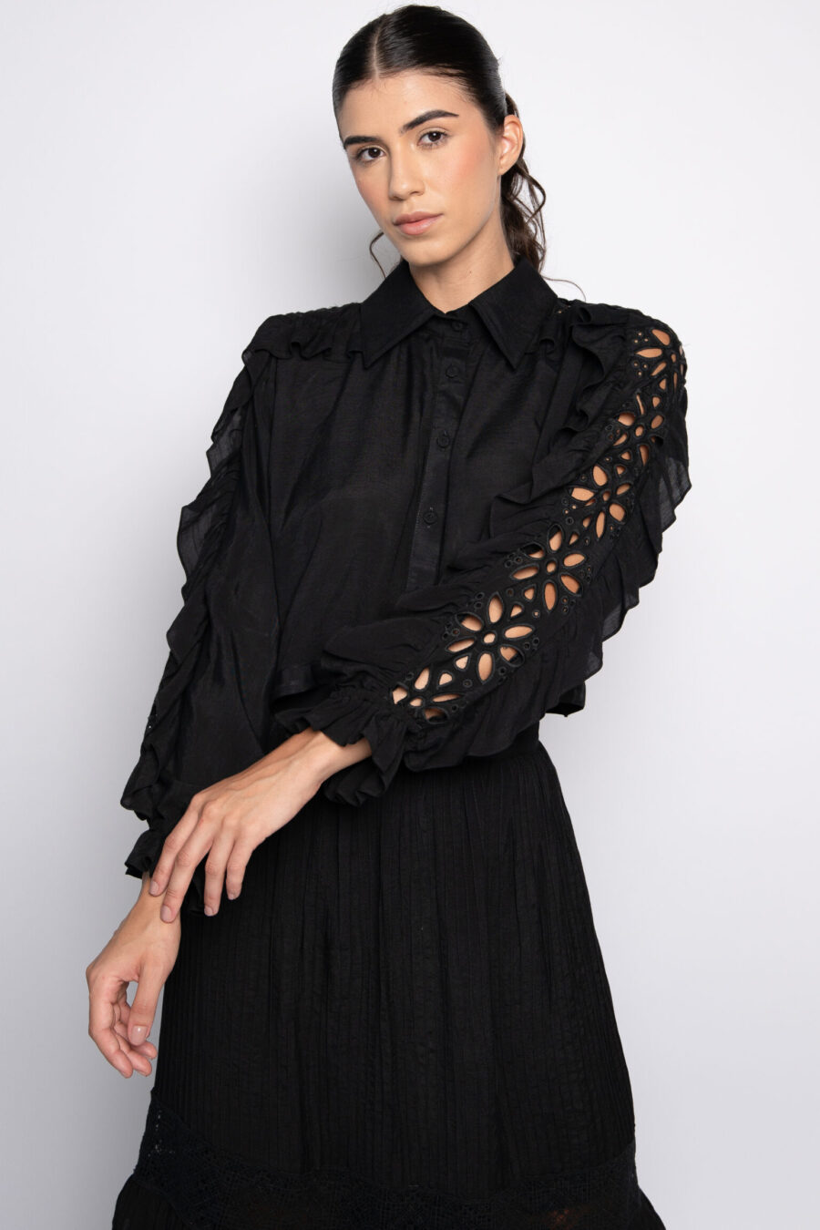 Camisa cropped com babados e bordados - Silmara