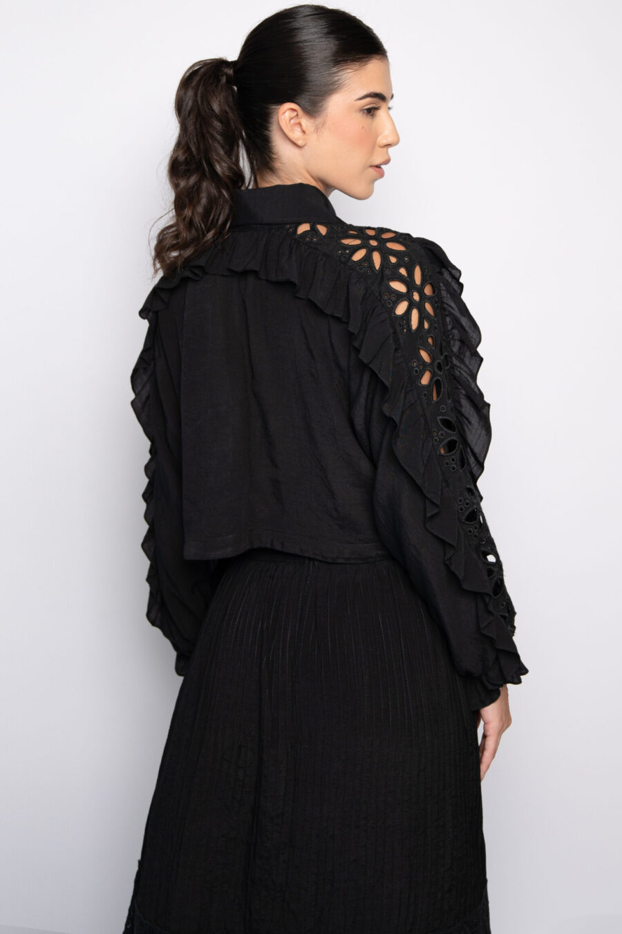 Camisa cropped com babados e bordados - Silmara - Imagem 2