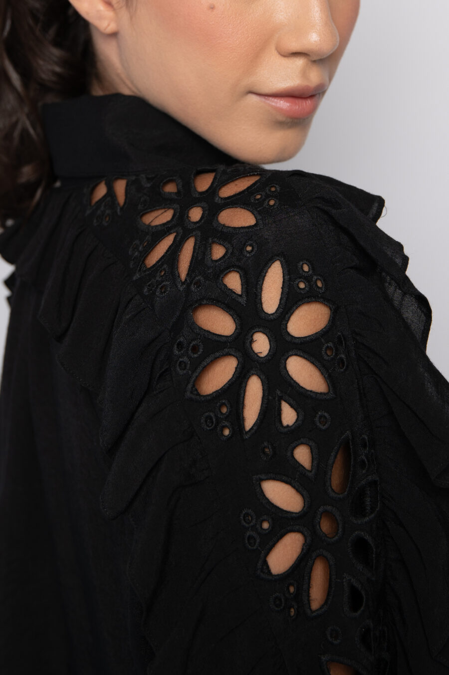 Camisa cropped com babados e bordados - Silmara - Imagem 3