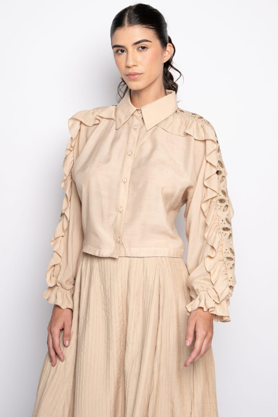 Camisa cropped com babados e bordados - Silmara