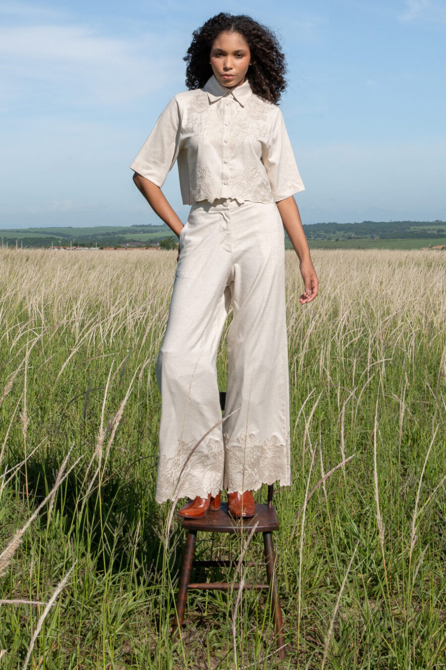 Calça Pantalona em Linho com Barra Bordada - MARIA - Imagem 5