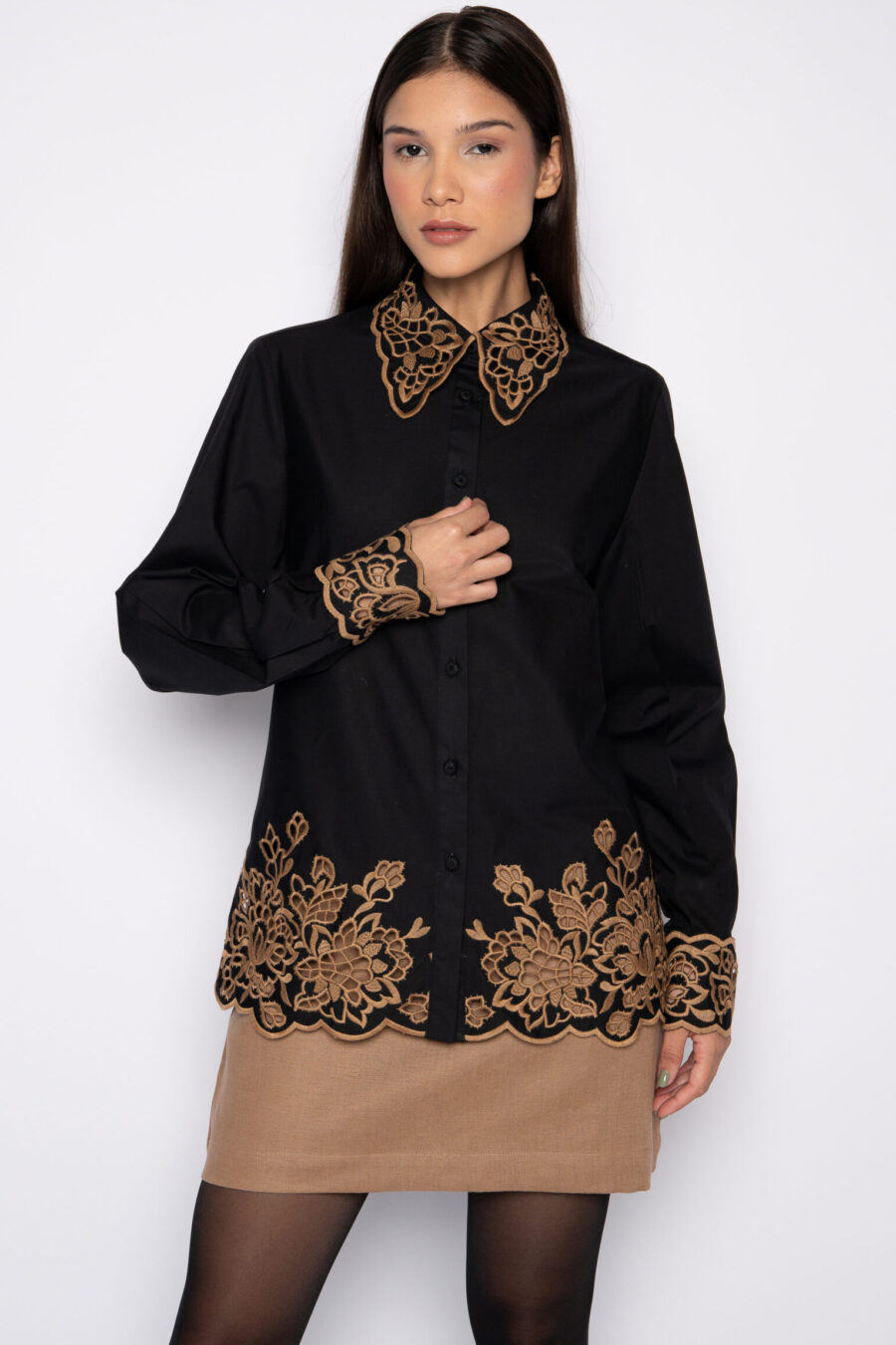 Camisa Preta Bordada em Algodão - Rosa - Imagem 2
