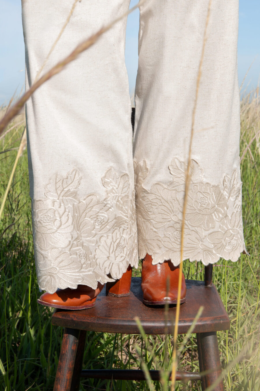 Calça Pantalona em Linho com Barra Bordada - MARIA - Imagem 2