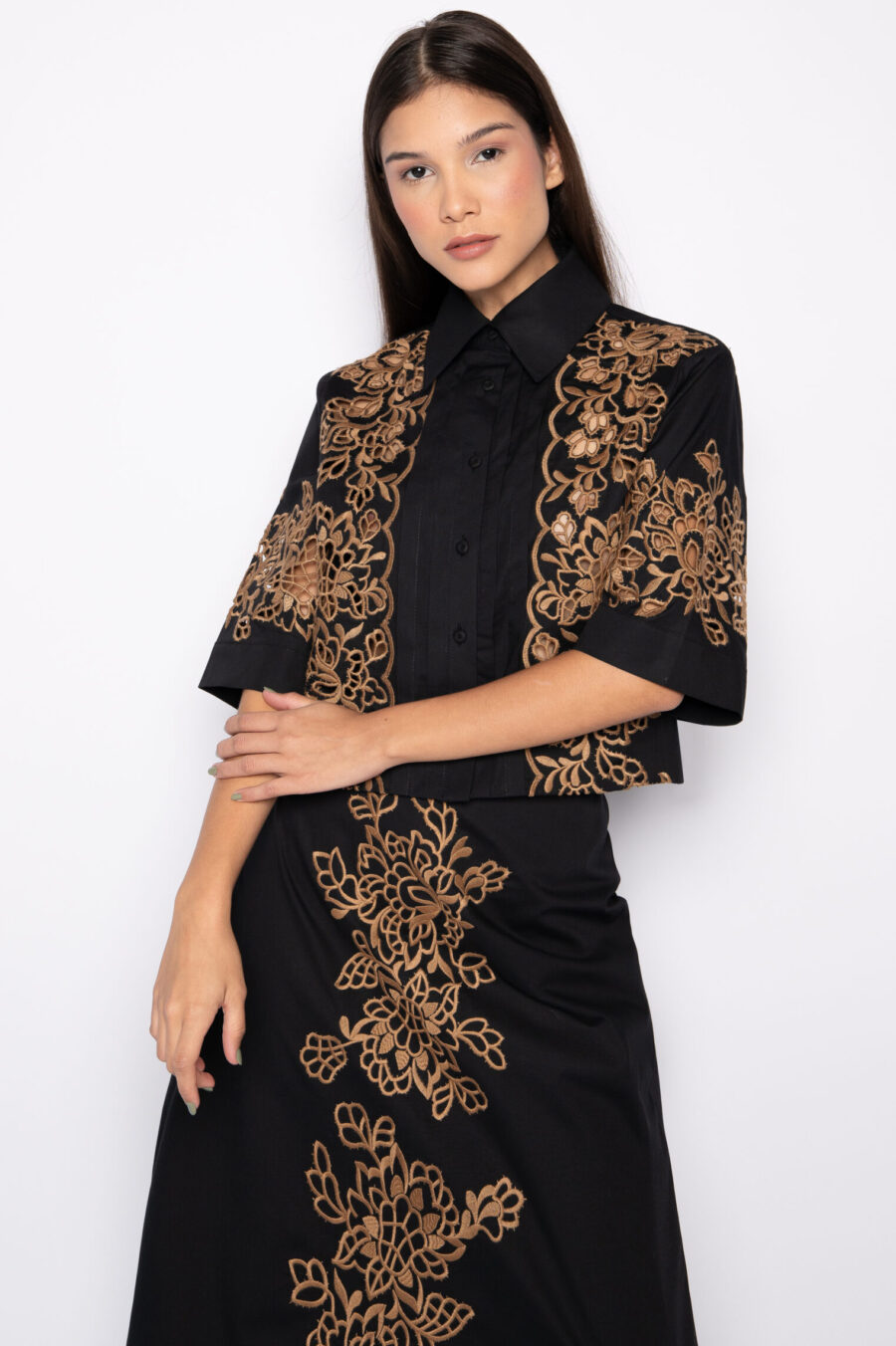 Camisa cropped em algodão bordado - KASSIA preto