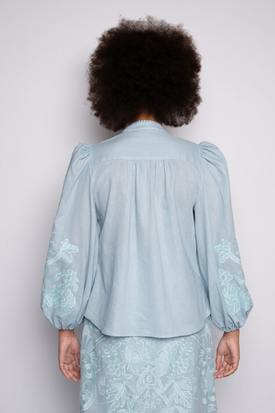 Camisa com bordado artesanal azul – Zélia - Imagem 3
