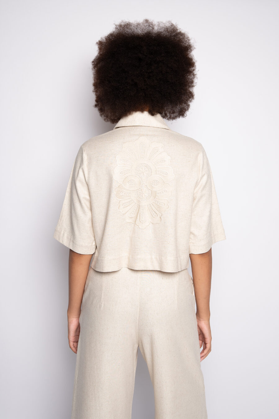 CAMISA CROPPED EM LINHO BORDADA - Imagem 5