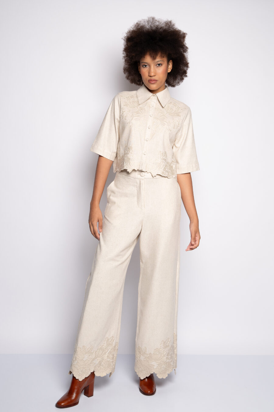 CAMISA CROPPED EM LINHO BORDADA - Imagem 6