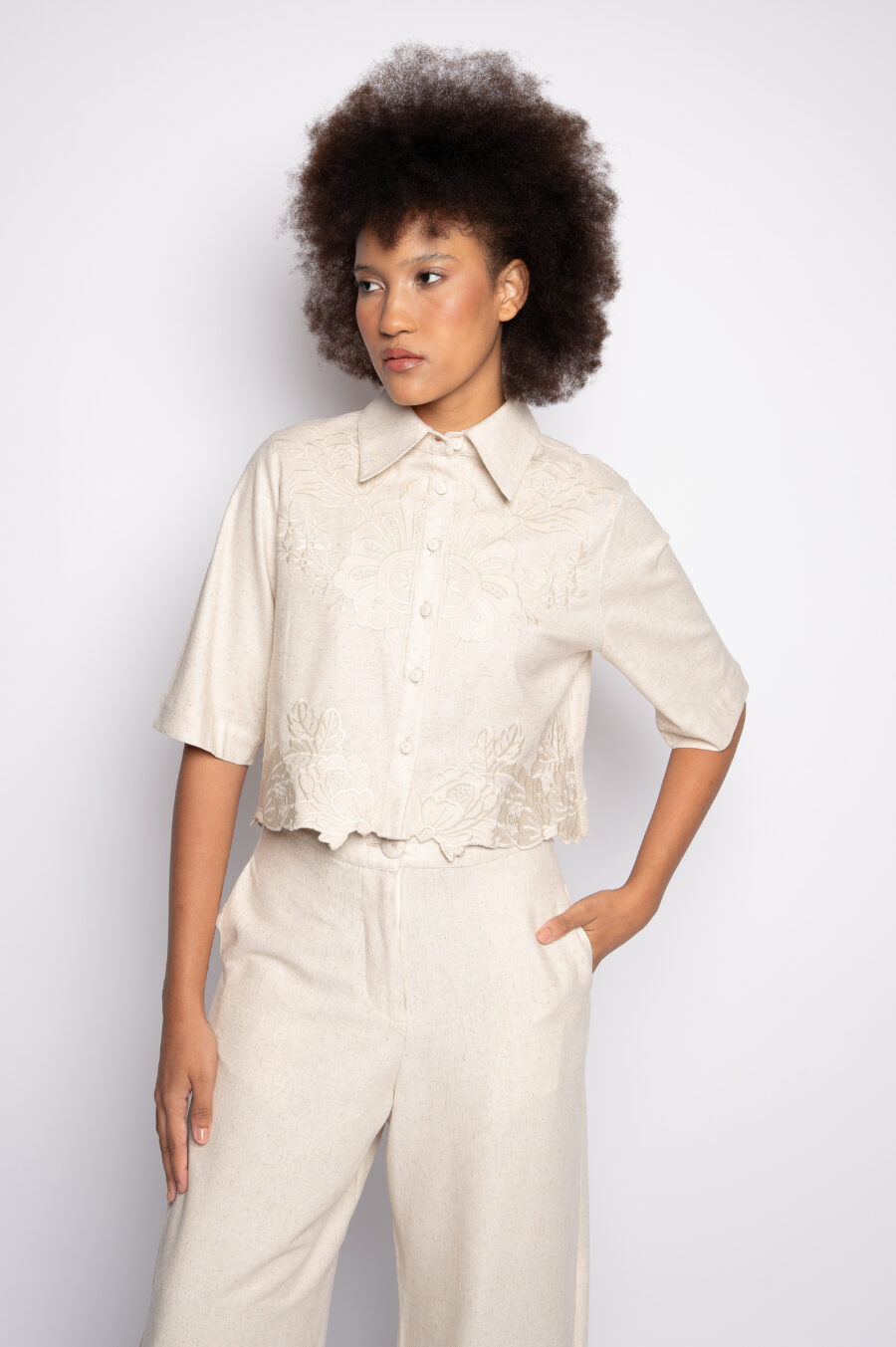 CAMISA CROPPED EM LINHO BORDADA
