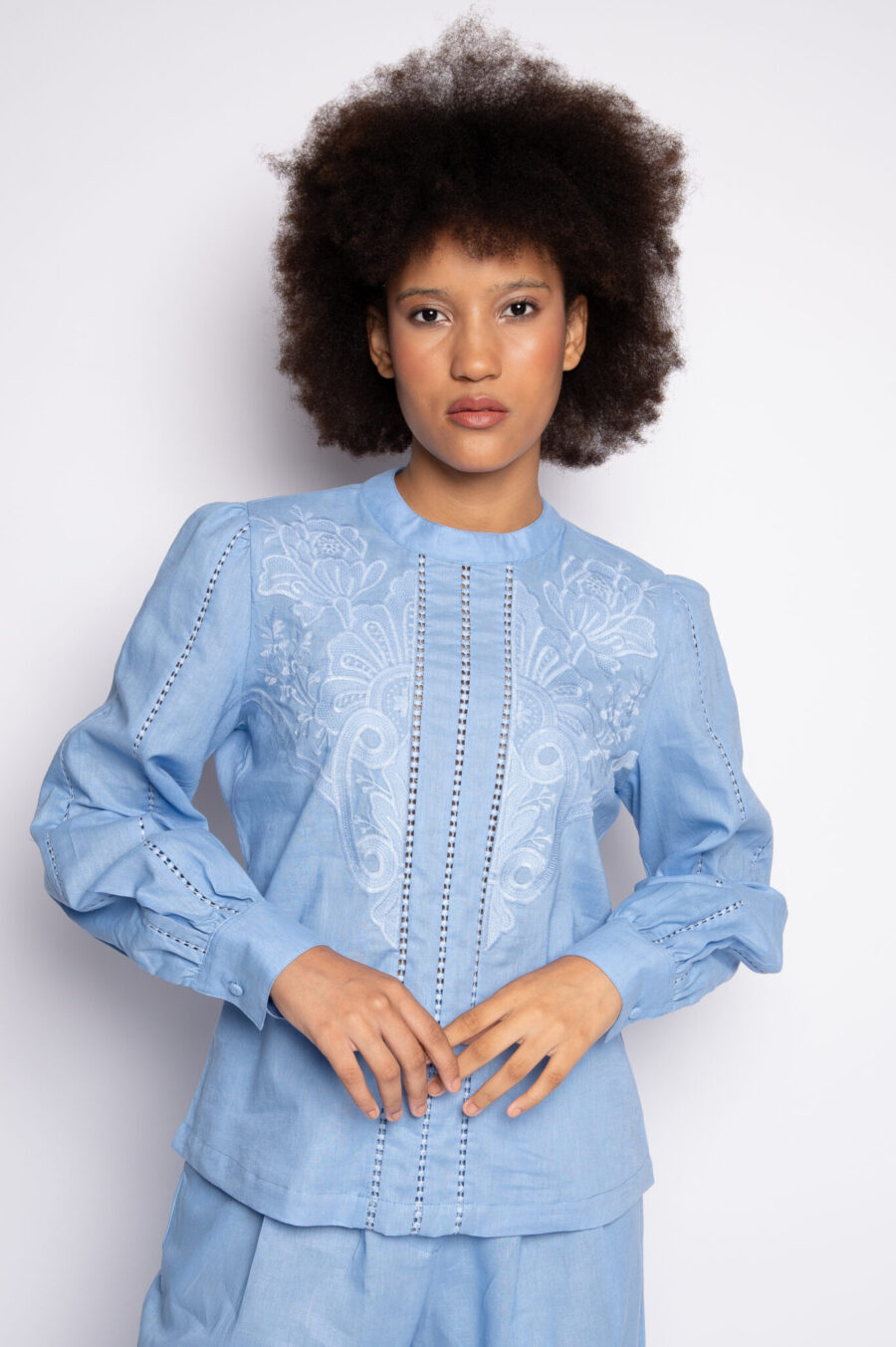 Camisa Feminina em Linho com Bordado Frontal - ROSE