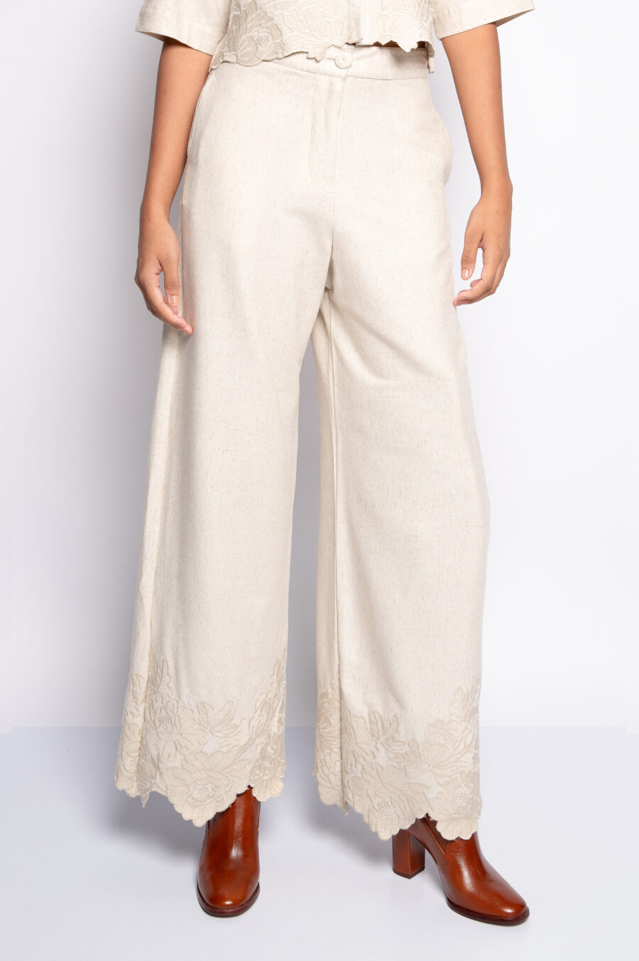 Calça Pantalona em Linho com Barra Bordada - MARIA - Imagem 3