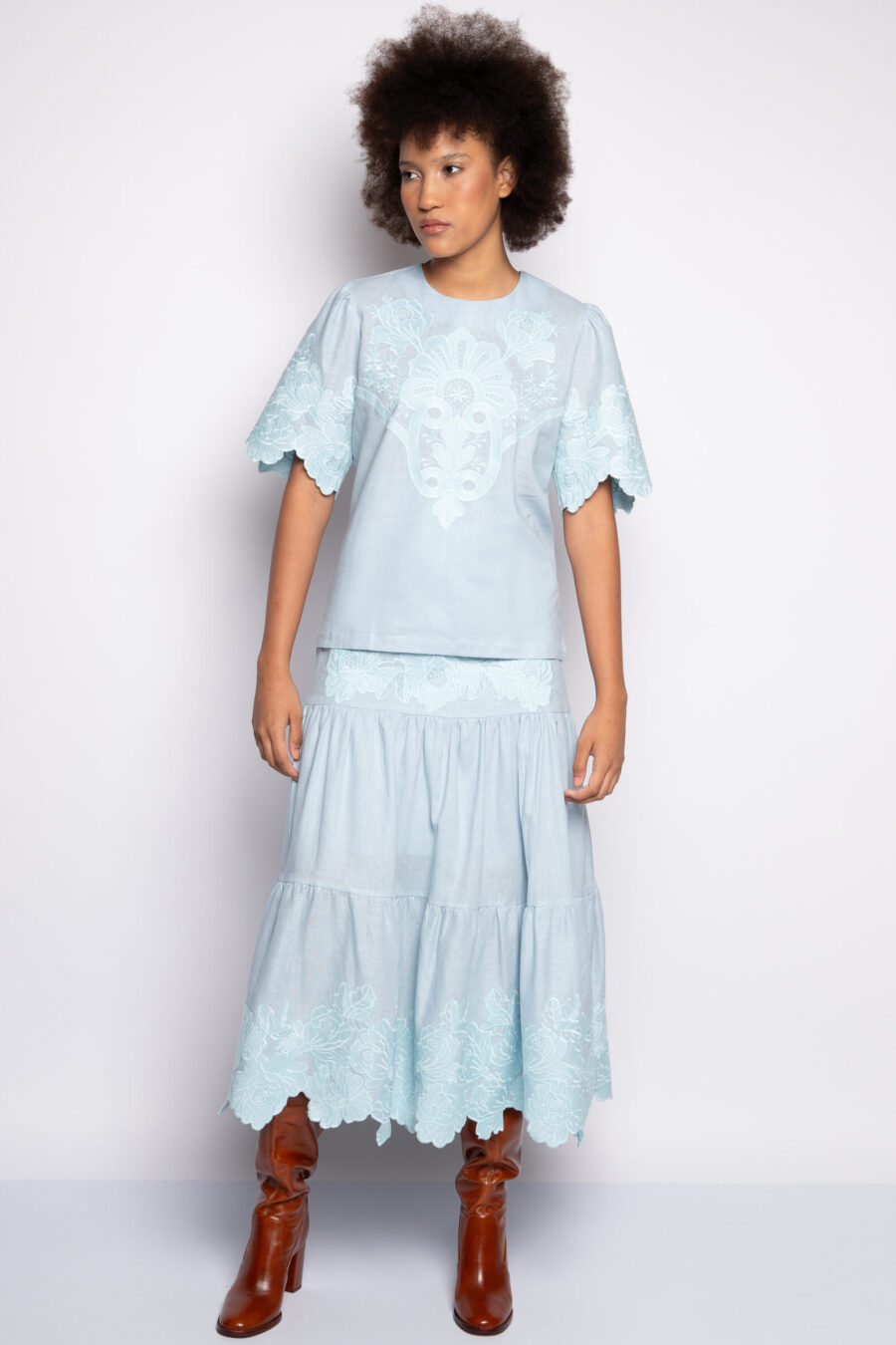 Blusa com bordado artesanal azul – Clarice