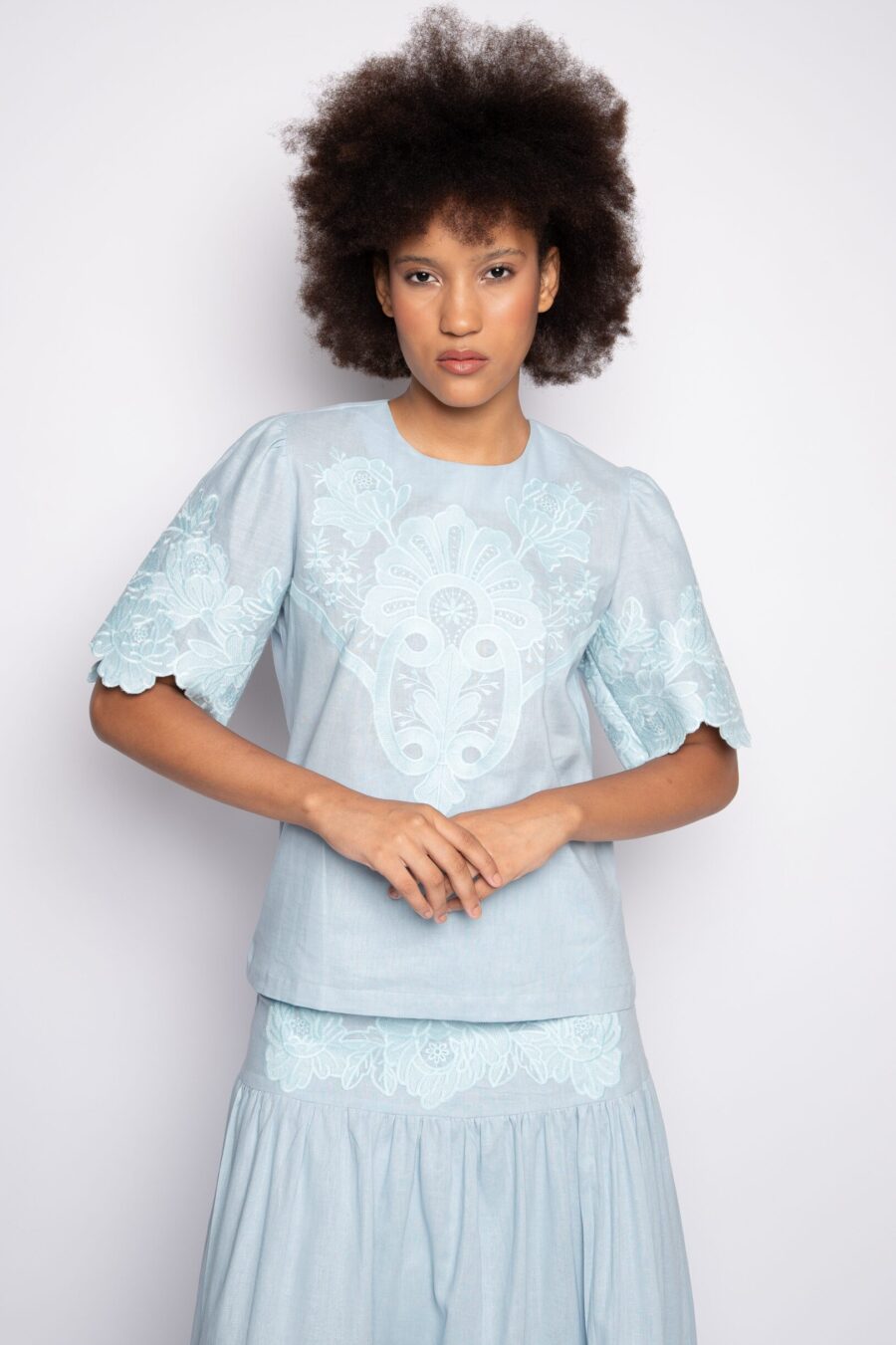 Blusa com bordado artesanal azul – Clarice - Imagem 2
