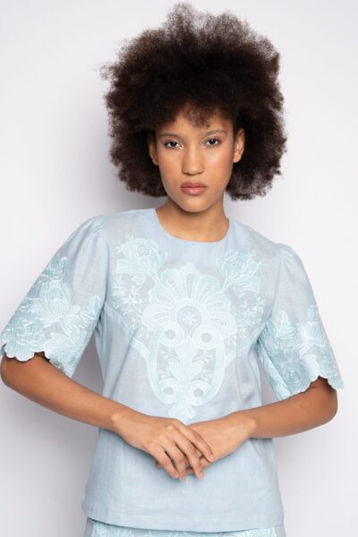 Blusa com bordado artesanal azul – Clarice