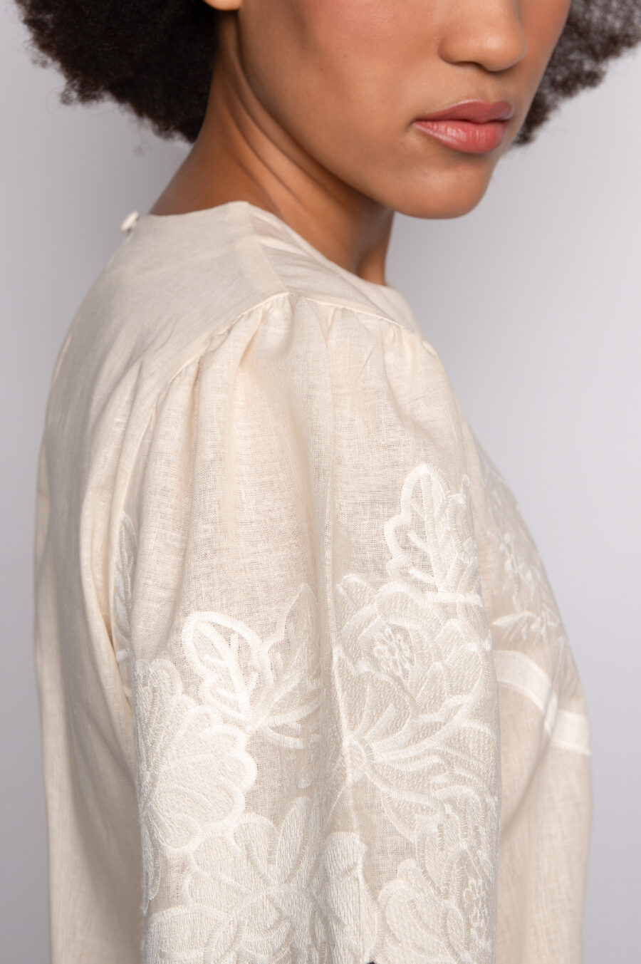 Blusa com bordado artesanal palmito – Clarice - Imagem 3
