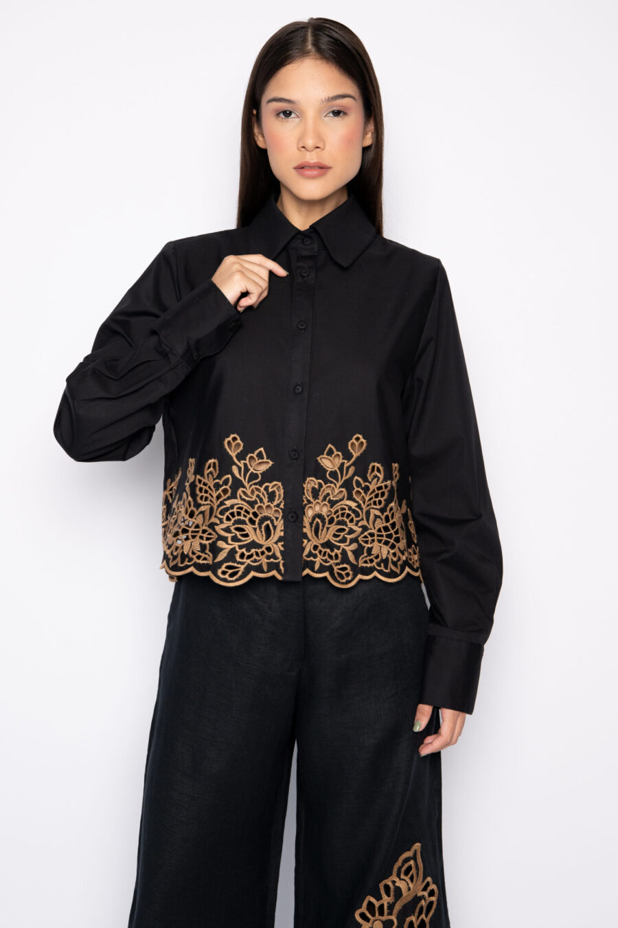 Camisa Cropped em Algodão Bordada-  KATARINA