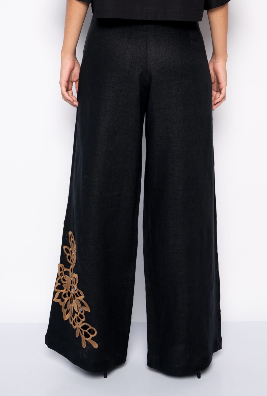 Calça preta em linho com bordado vazado -  MEIRE - Imagem 3