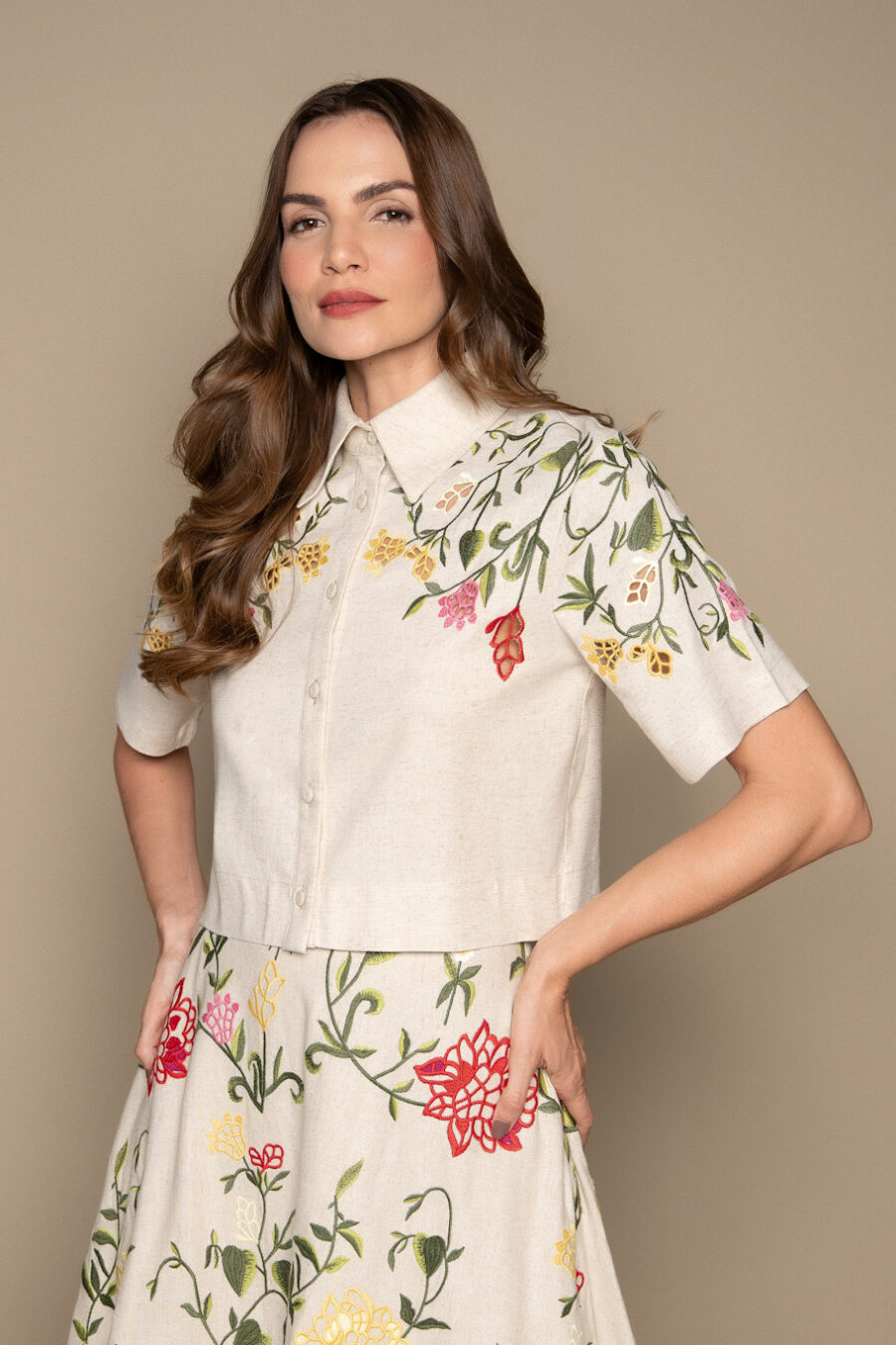 Camisa cropped com bordado floral - Franciele