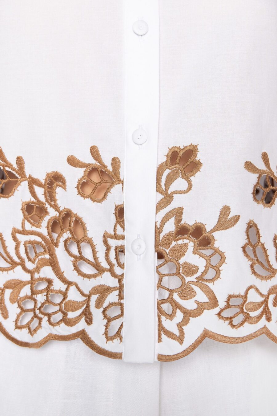 Camisa Croped Branca Barra Bordada - KATARINA - Imagem 4