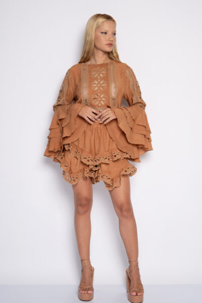 Shorts curto com babados bordado canela - Adriane