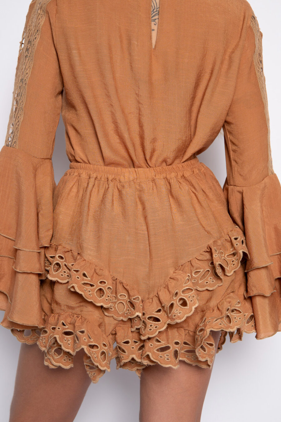 Short curto com babados bordado - Adriane - Image 5