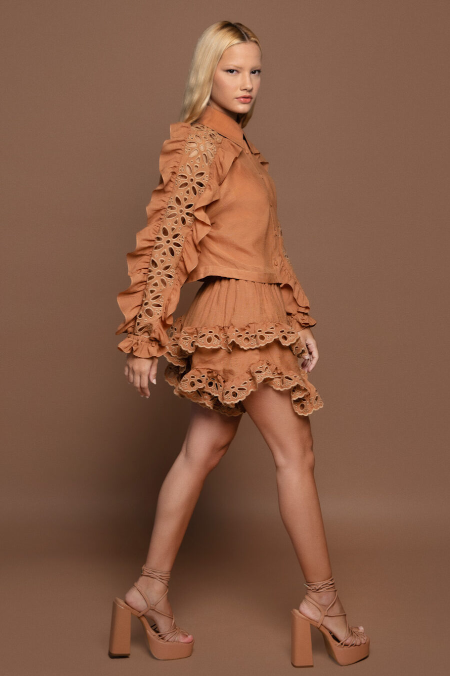 Short curto com babados bordado - Adriane - Image 2