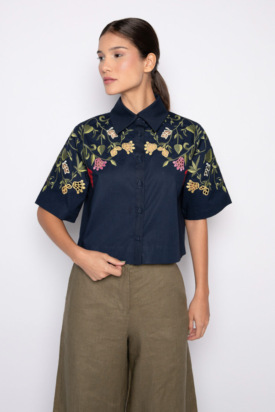 Camisa cropped com bordado floral - Franciele AZUL