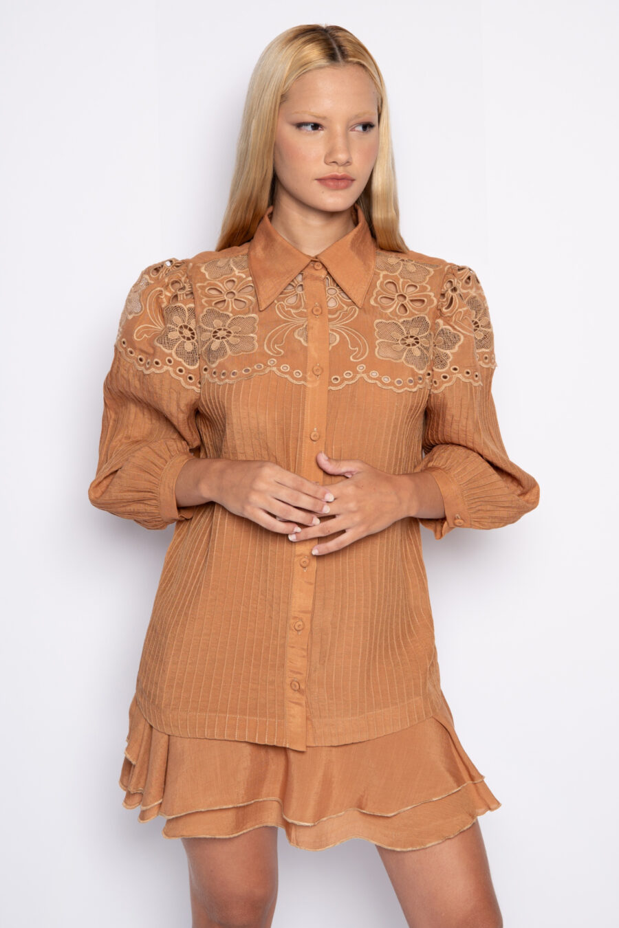 Camisa com micro nervuras e bordado Richelieu - CAMILA - Imagem 2