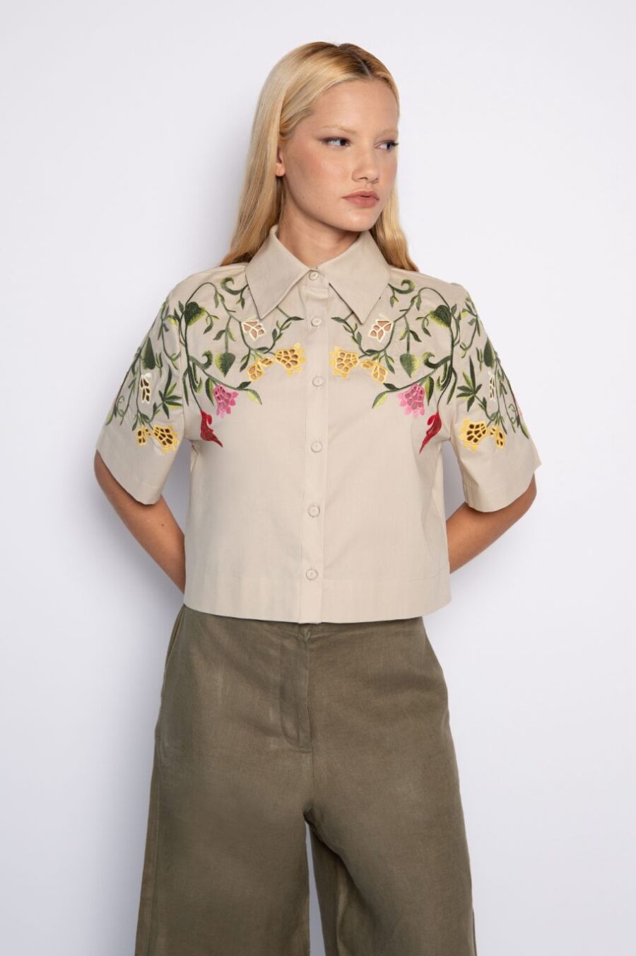 Camisa cropped com bordado floral - Franciele