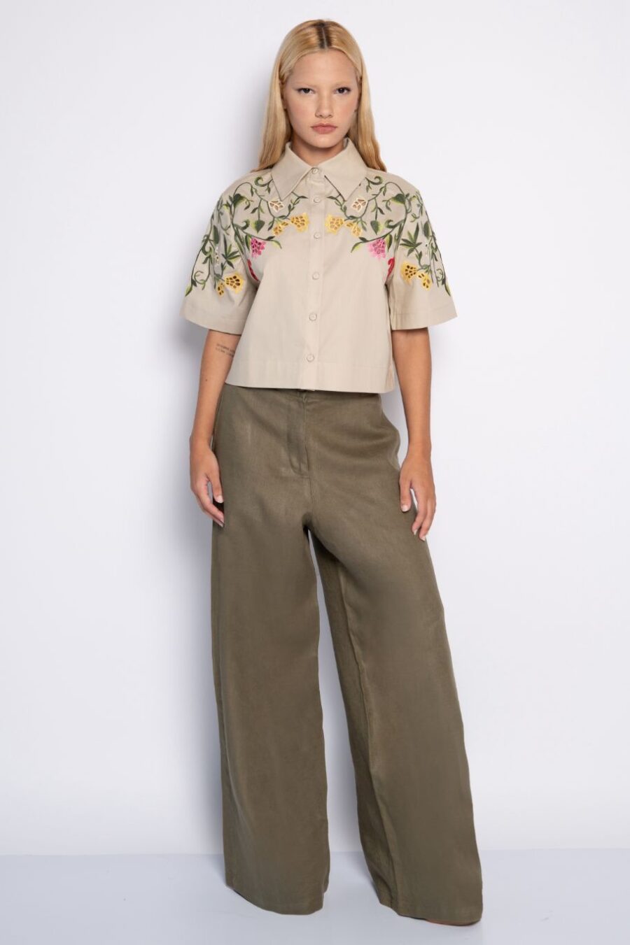 Camisa cropped com bordado floral - Franciele - Imagem 2