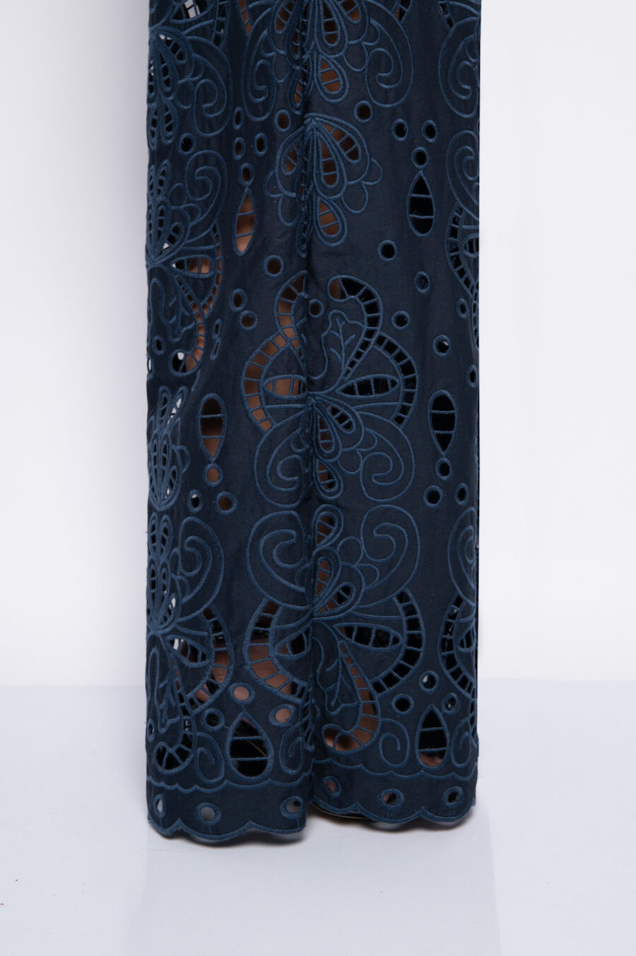 Calça com bordado vazado azul marinho - MIRELA - Imagem 3