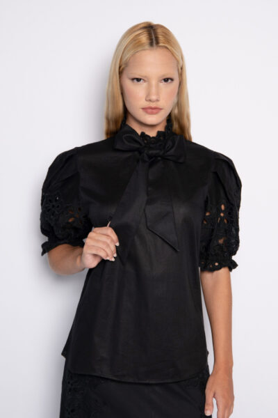 Blusa Preta com Laço Elegante e Manga Bordada - RITA