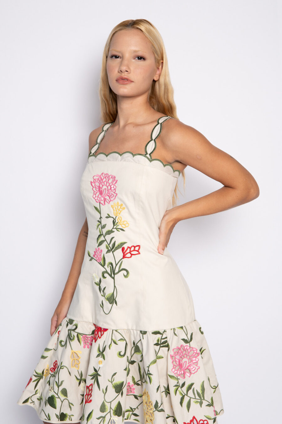 Vestido curto bordado floral - VERONICA - Imagem 2