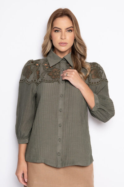 Camisa com micro nervuras e bordado Richelieu - CAMILA Verde