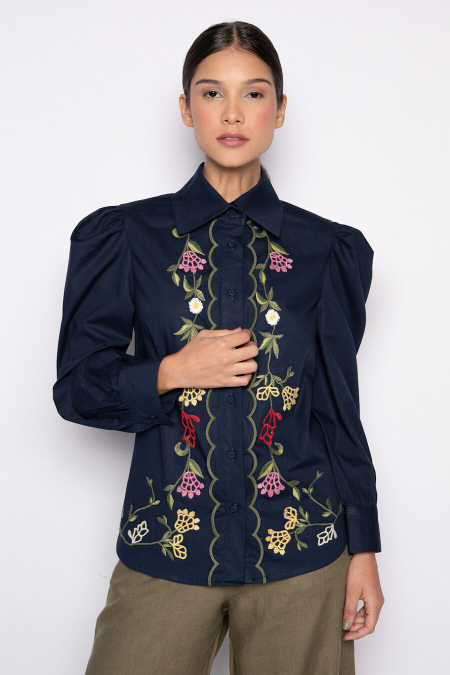 Camisa azul marinho bordado floral  - Zayra - Image 2