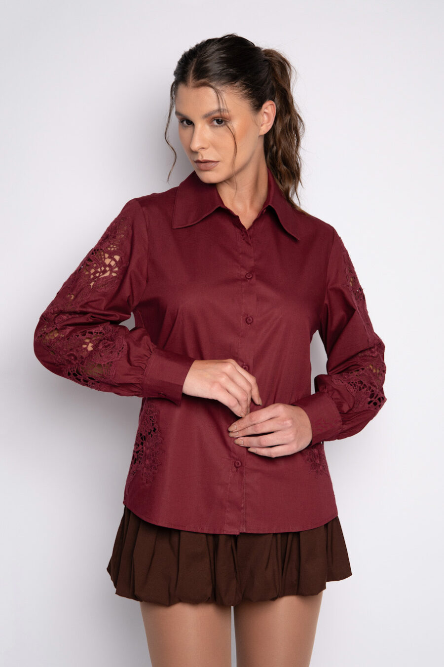 Camisa com bordado guipir nas mangas - PAMELA Cabernet - Imagem 3