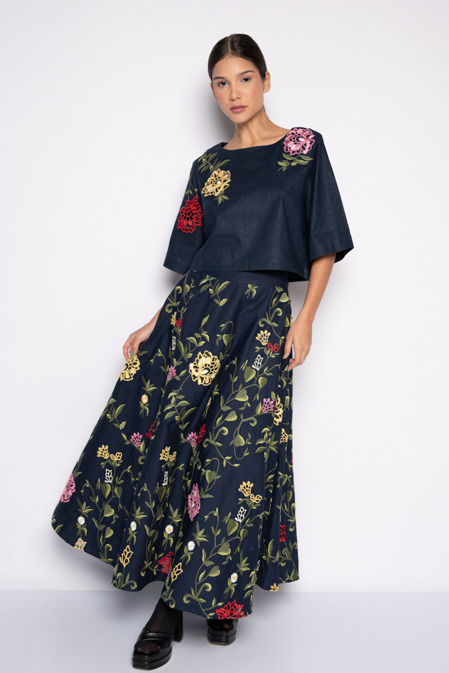 Blusa cropped azul marinho com bordado Richelieu floral - AUREA - Image 3