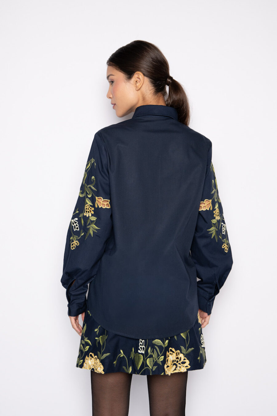 Camisa azul marinho com bordado floral - Rosalia - Image 4