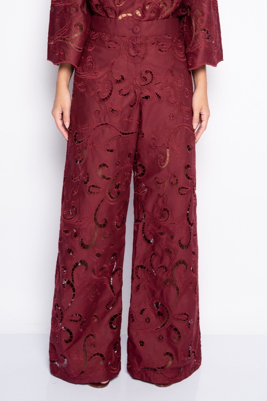 Calça com bordado vazado cabernet - Maiara - Imagem 2