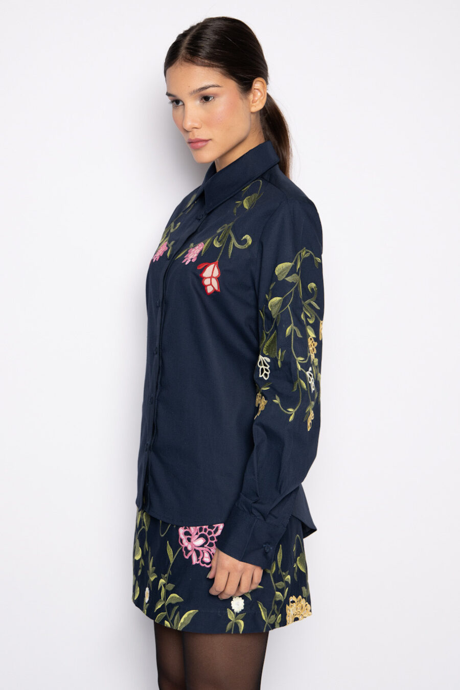 Camisa azul marinho com bordado floral - Rosalia - Image 3