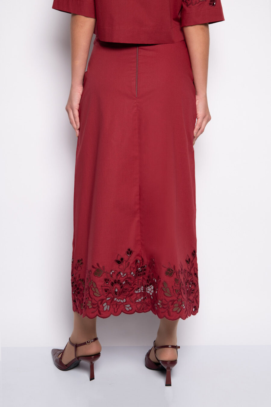 Saia Midi em Algodão com Bordado Richelieu Cabernet – MARINA - Imagem 3
