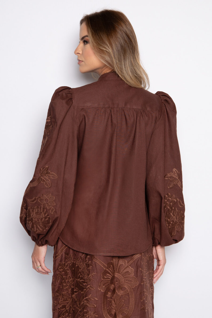 Camisa com bordado artesanal chocolate - Zélia - Imagem 3