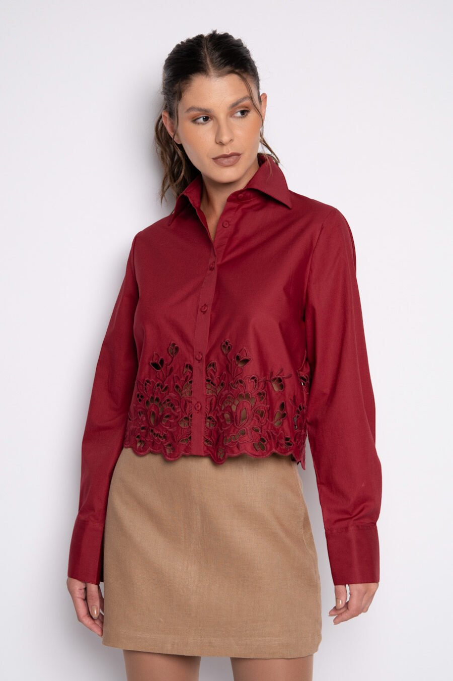 Camisa Cropped em Algodão Bordada-  KATARINA Cabernet - Imagem 2