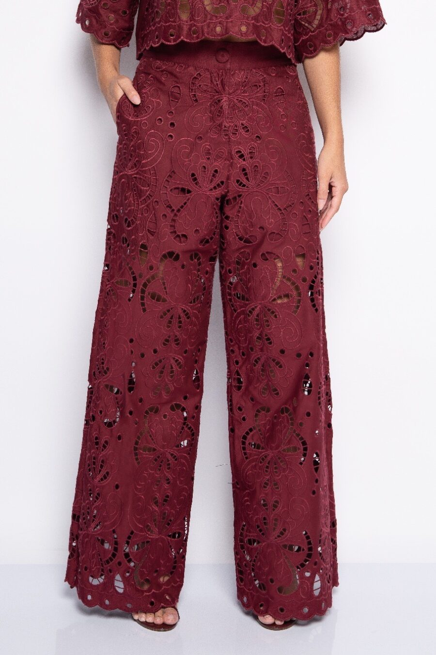 Calça com bordado vazado cabernet - MIRELA - Image 3