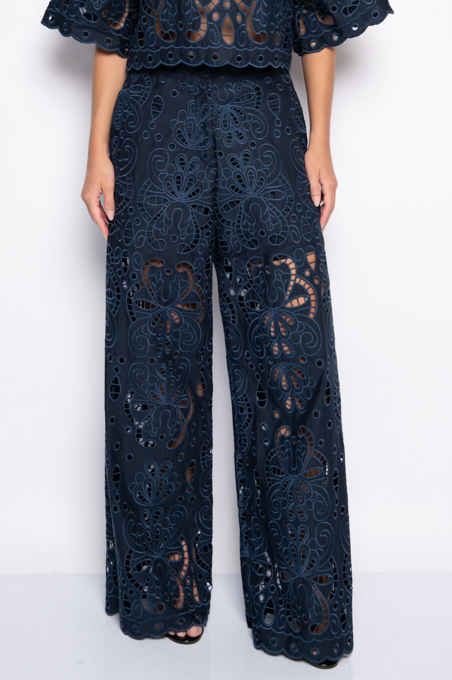 Calça com bordado vazado azul marinho - MIRELA - Imagem 2