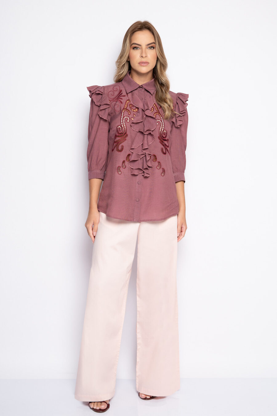 Camisa com babados e bordado richelieu - LARISSA