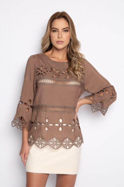 Blusa com bordado richelieu e nervuras - Adria